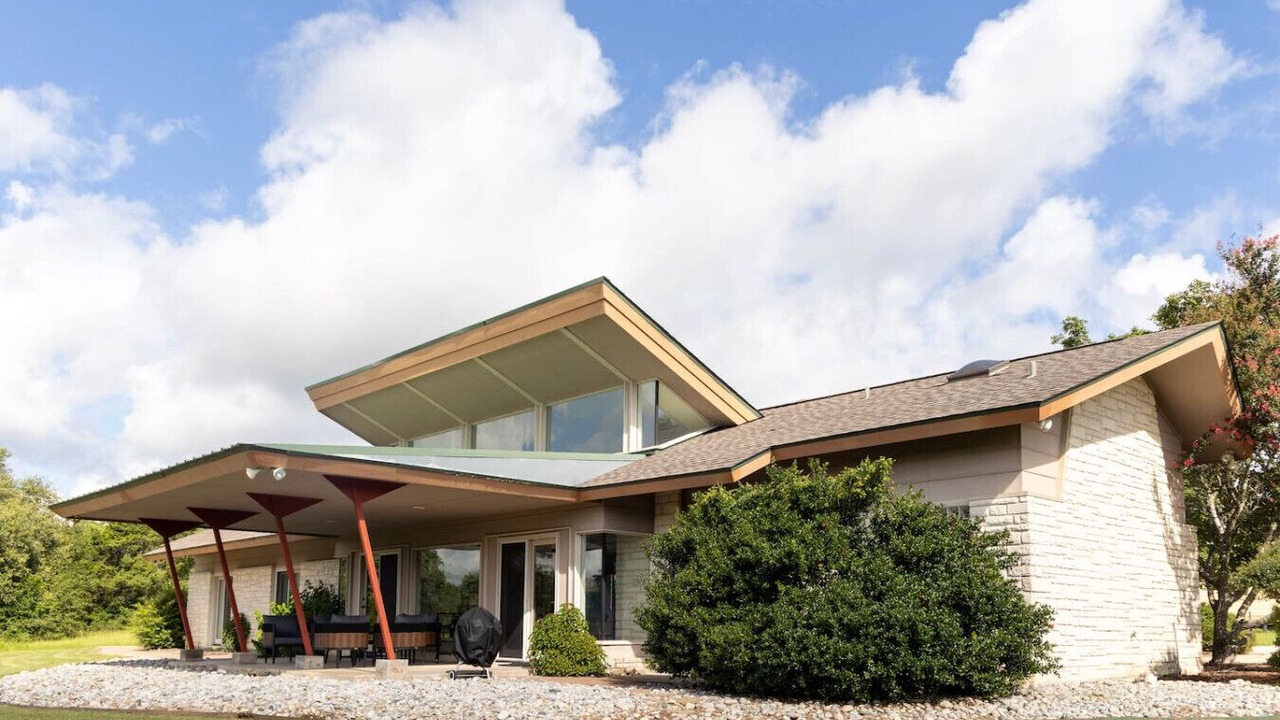 Photo of Outdoor in Carmine