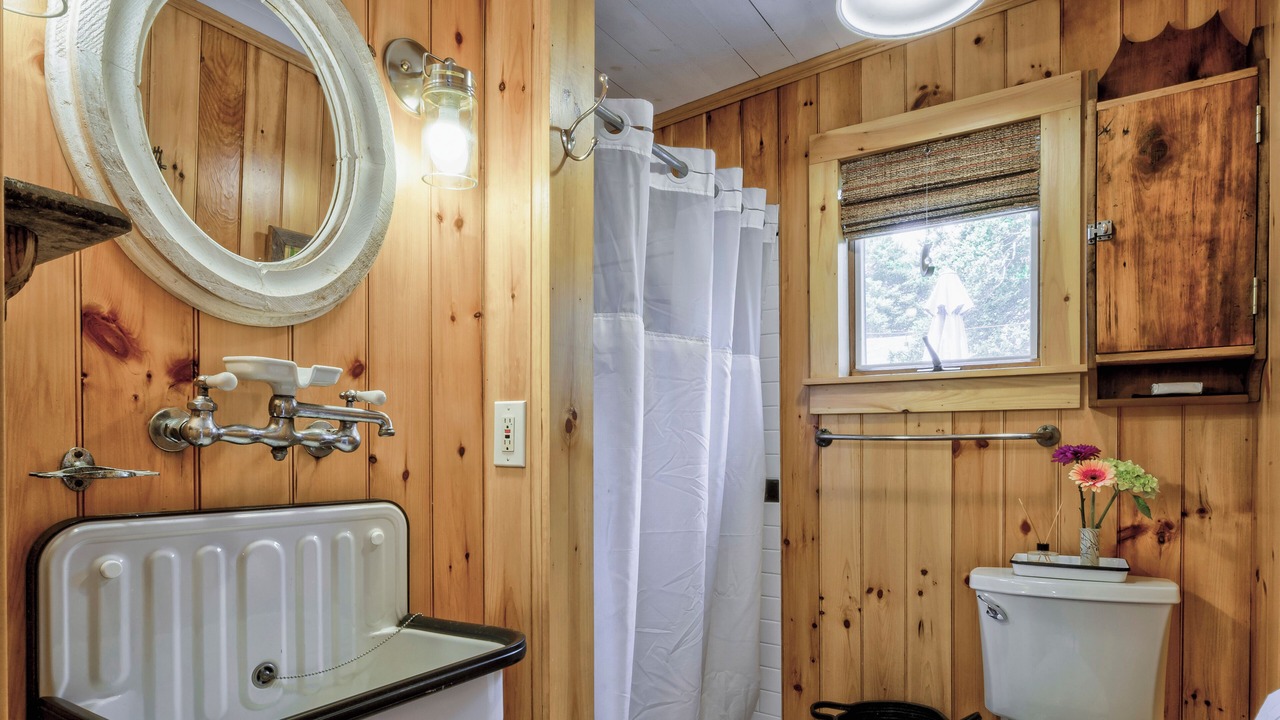 Photo of Bathroom in Ocean Bay Park