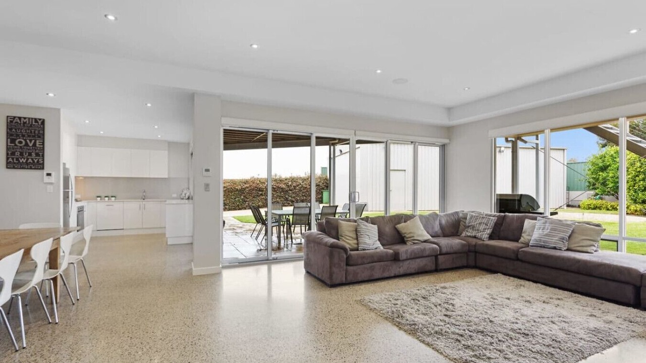 Photo of Others in Long Flat