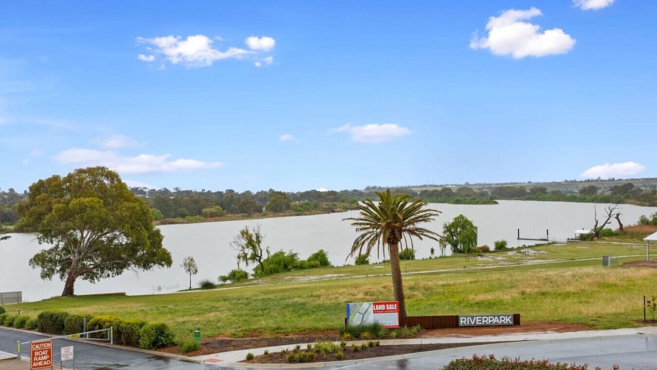 Photo of Others in Long Flat