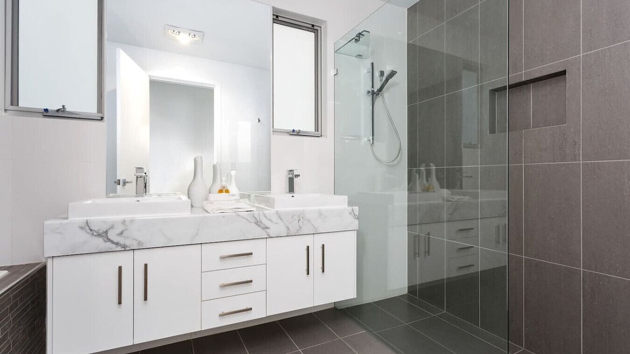 Photo of Bathroom in Long Flat