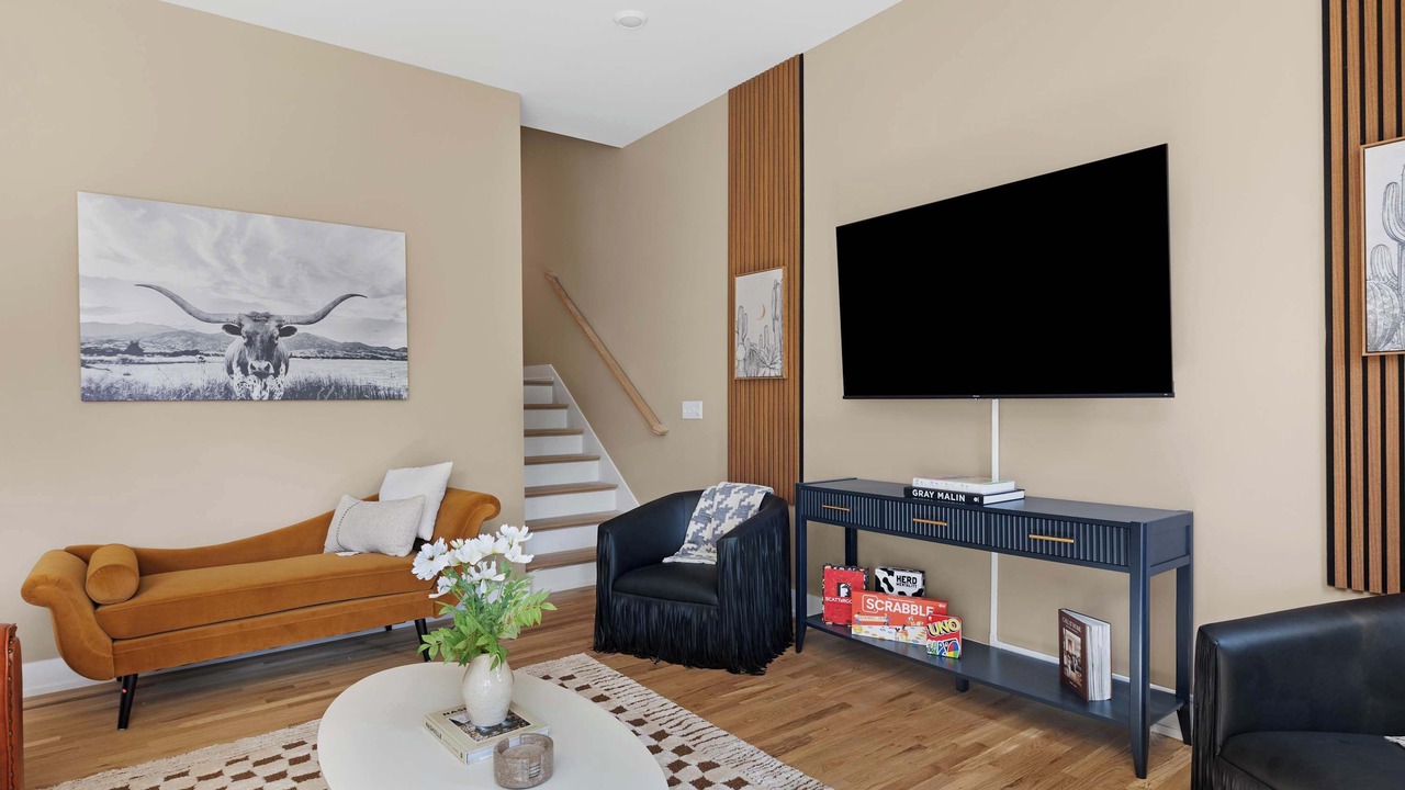 Photo of Livingroom in Hurwood Heights