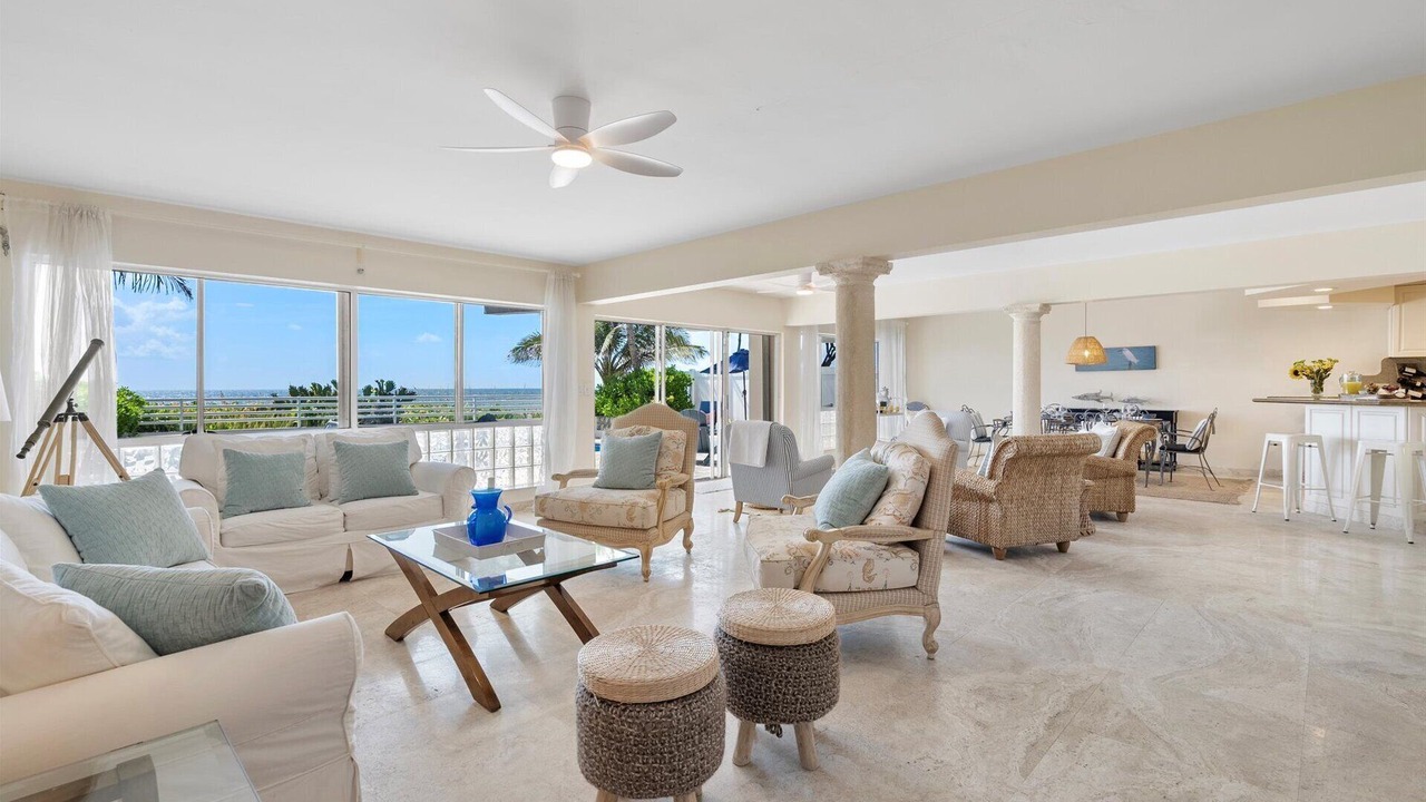 Photo of Livingroom in Lauderdale Beach