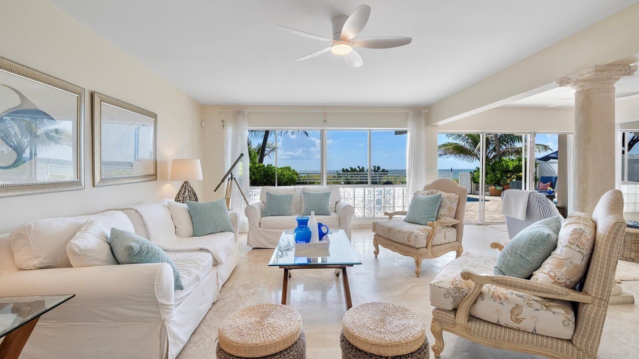 Photo of Livingroom in Lauderdale Beach