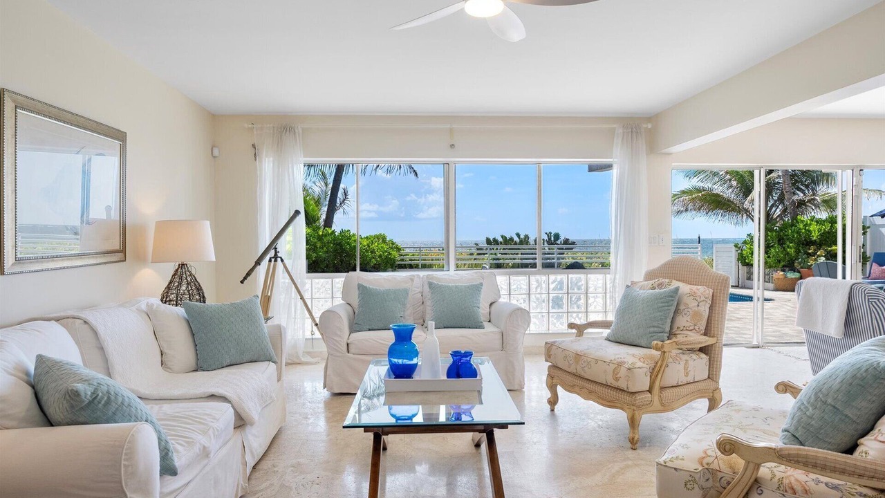 Photo of Livingroom in Lauderdale Beach