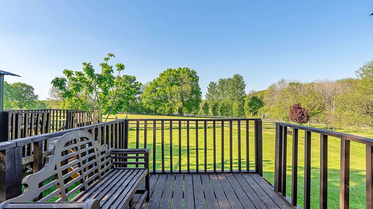 Photo of Patio Balcony in Dunbridge