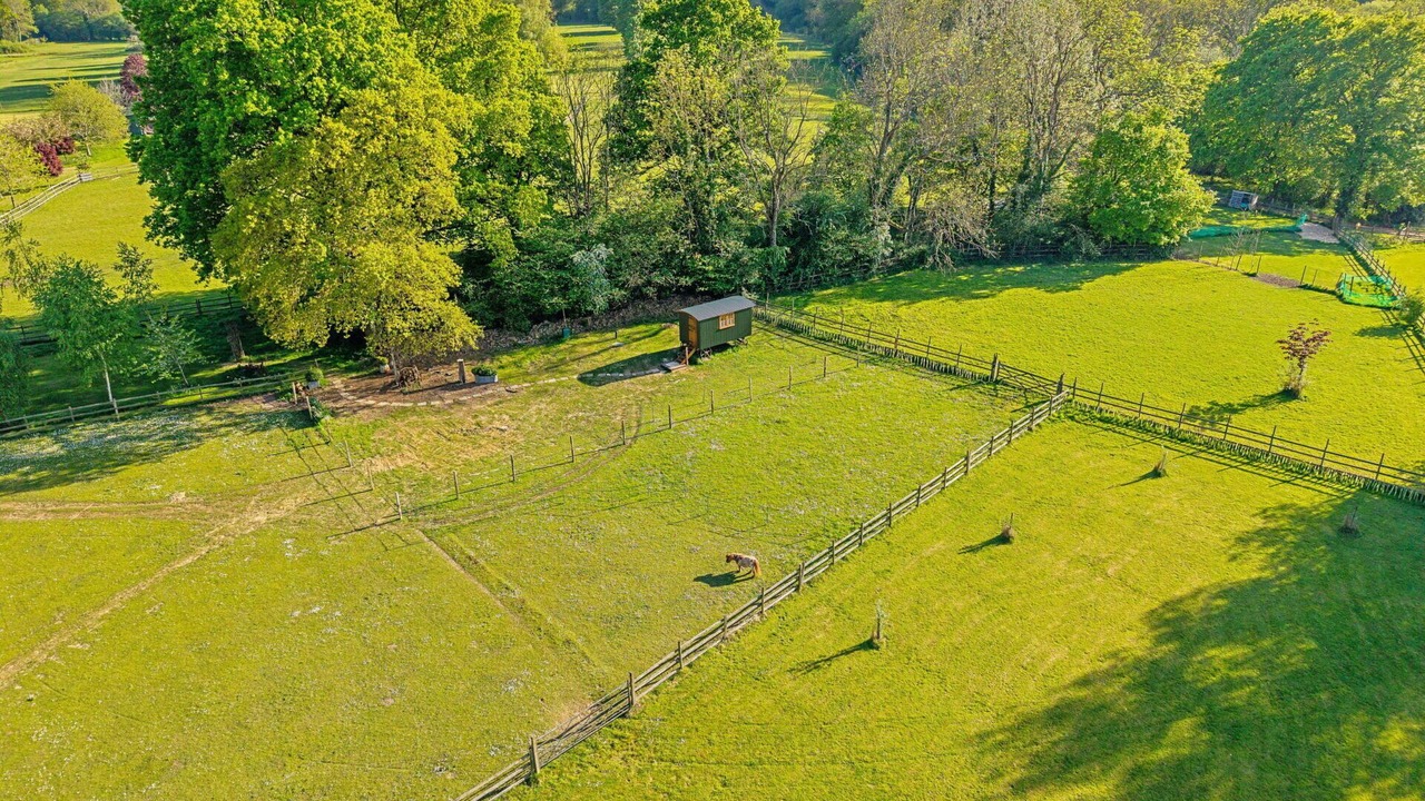 Photo of Patio Balcony in Dunbridge