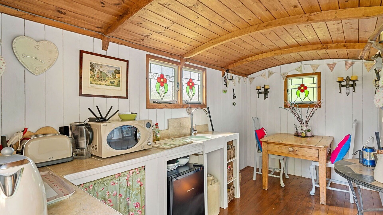 Photo of Patio Balcony in Dunbridge