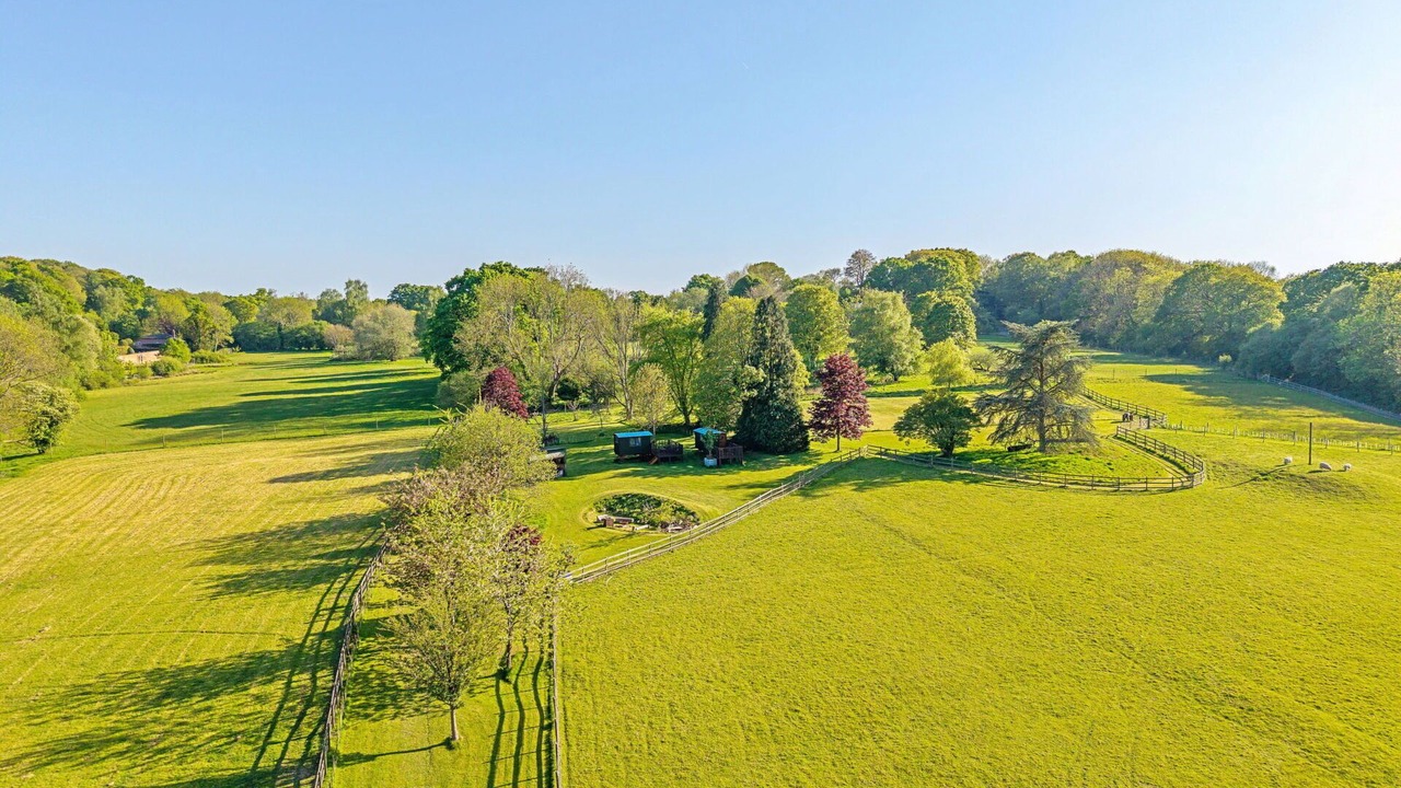 Photo of Patio Balcony in Dunbridge