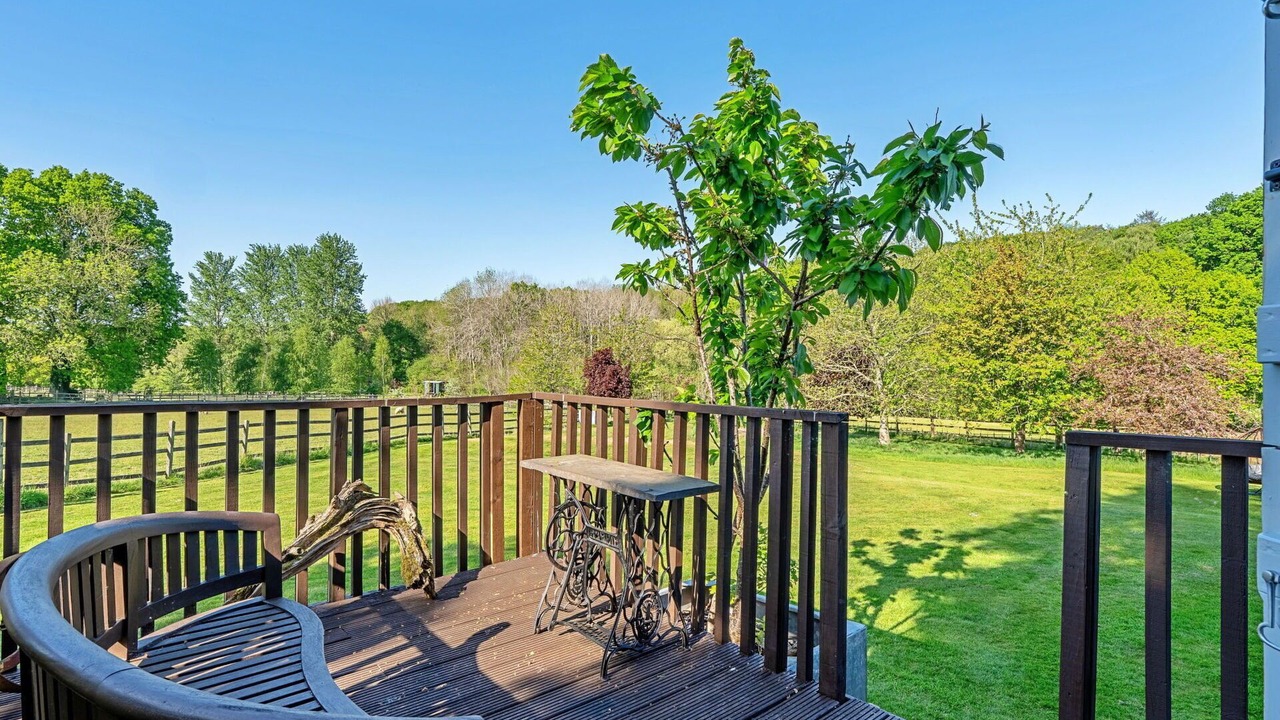 Photo of Patio Balcony in Dunbridge