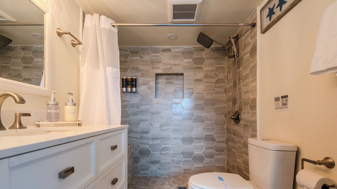 Photo of Bathroom in Rollingbay