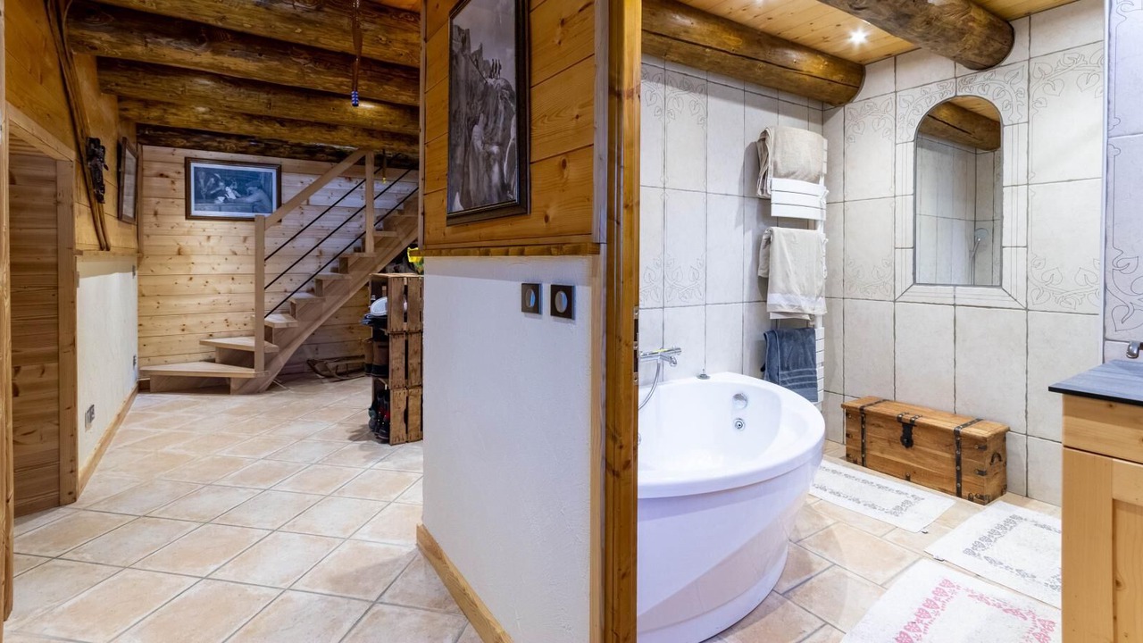 Photo of Others in Queige