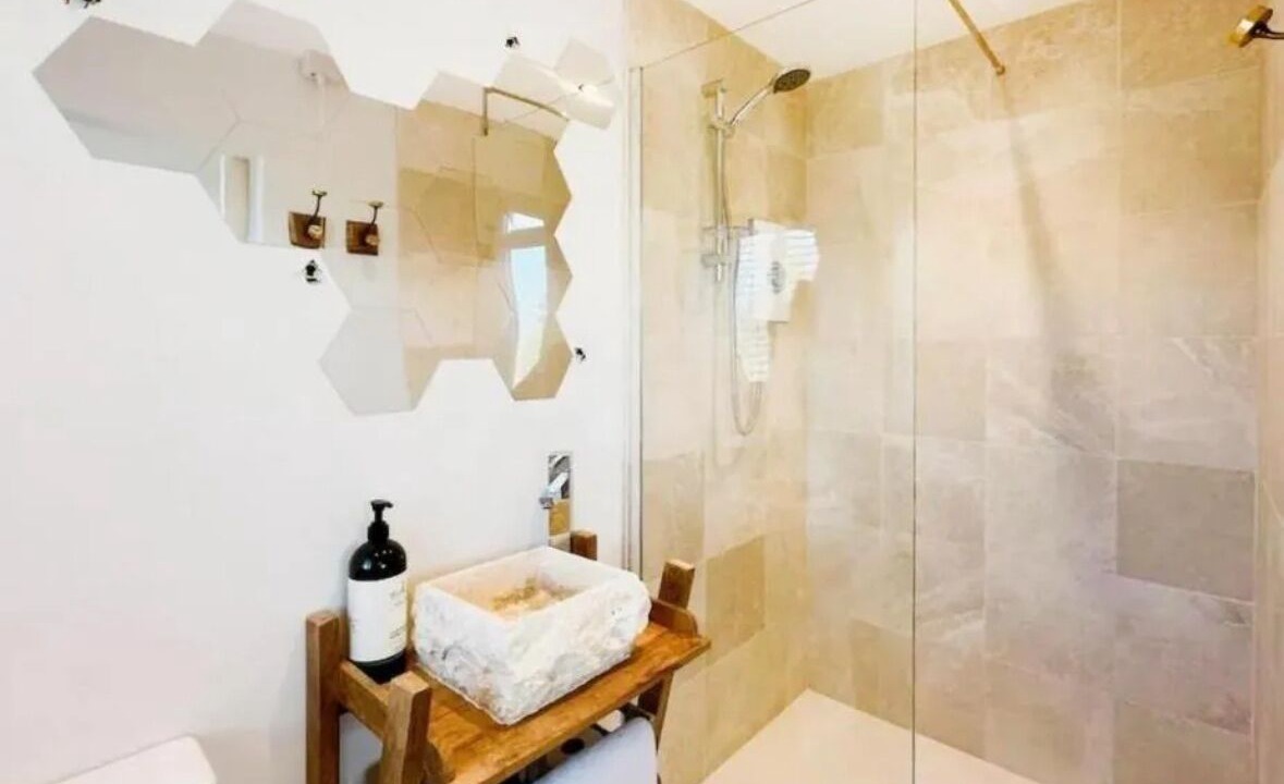 Photo of Others in Kingswood