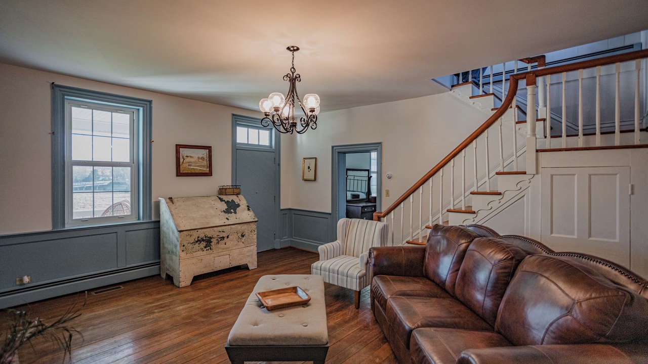 Photo of Livingroom in Rockbridge Baths