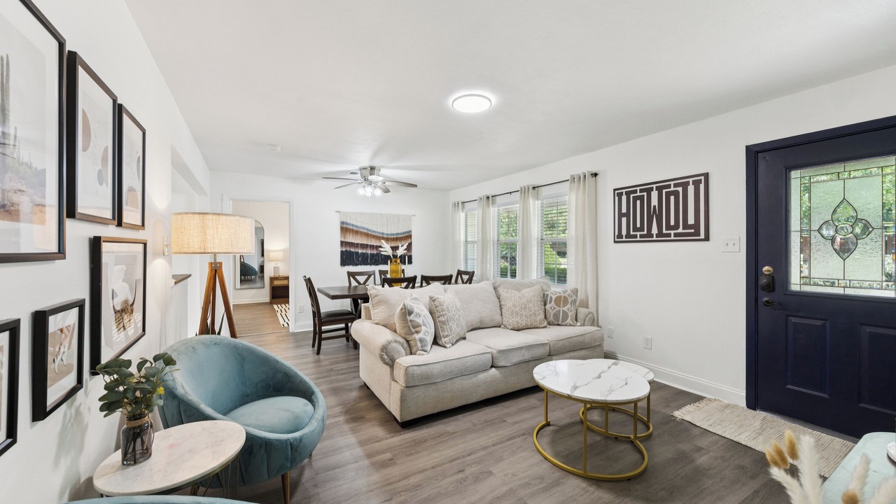 Photo of Livingroom in Farmers Branch