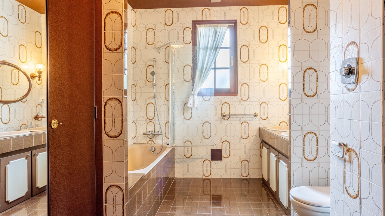 Photo of Bathroom in Saint-Mesmin