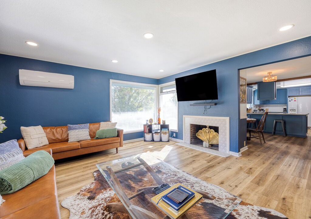 Photo of Livingroom in Downtown Klamath Falls