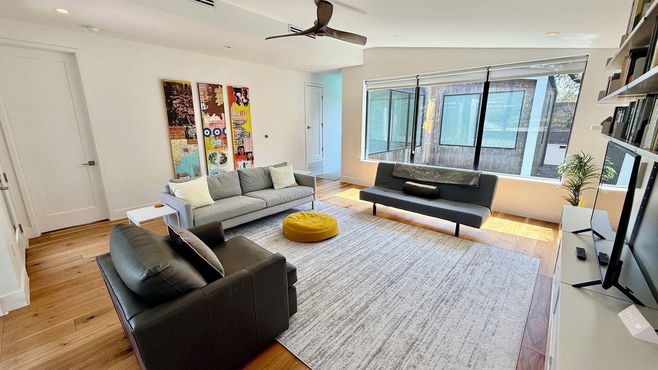Photo of Livingroom in South River City