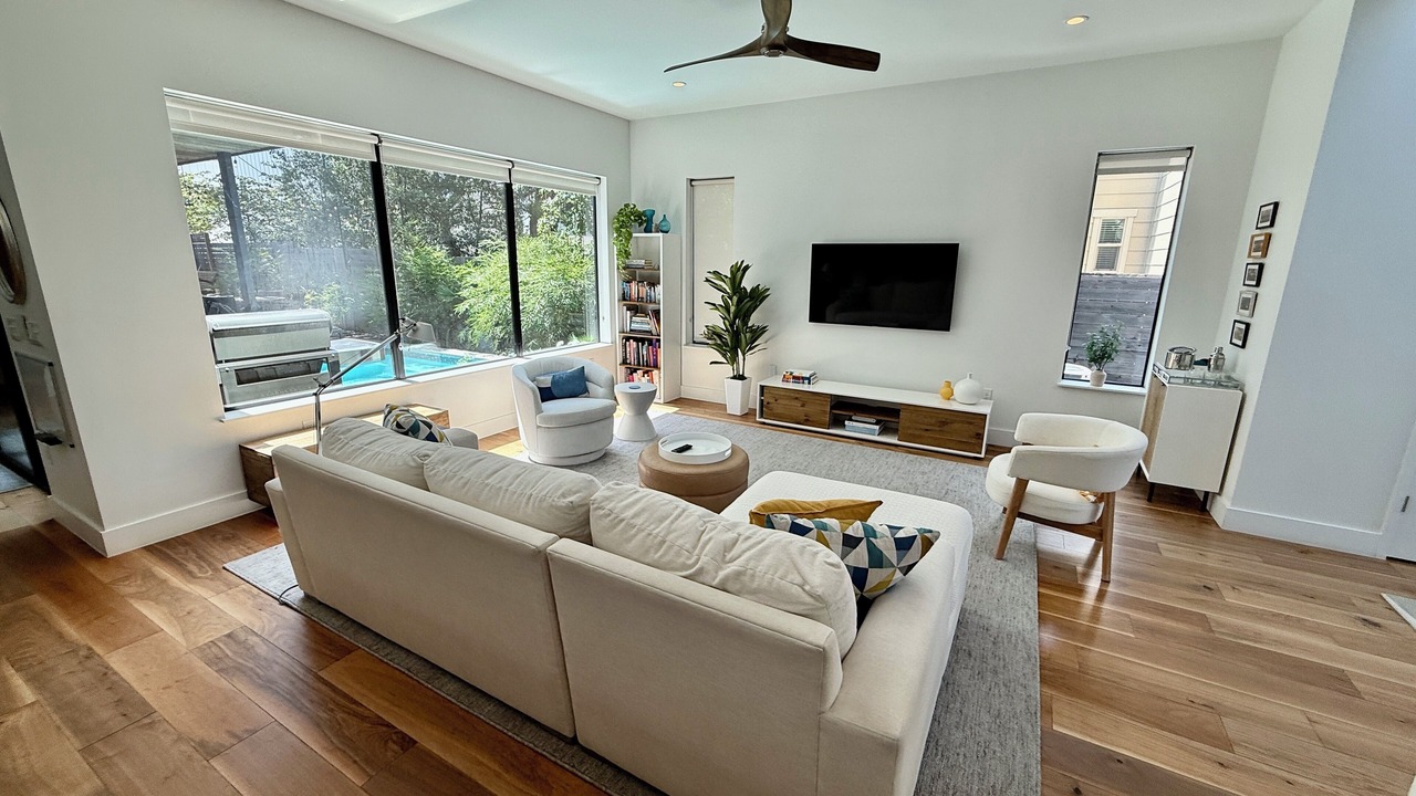 Photo of Livingroom in South River City