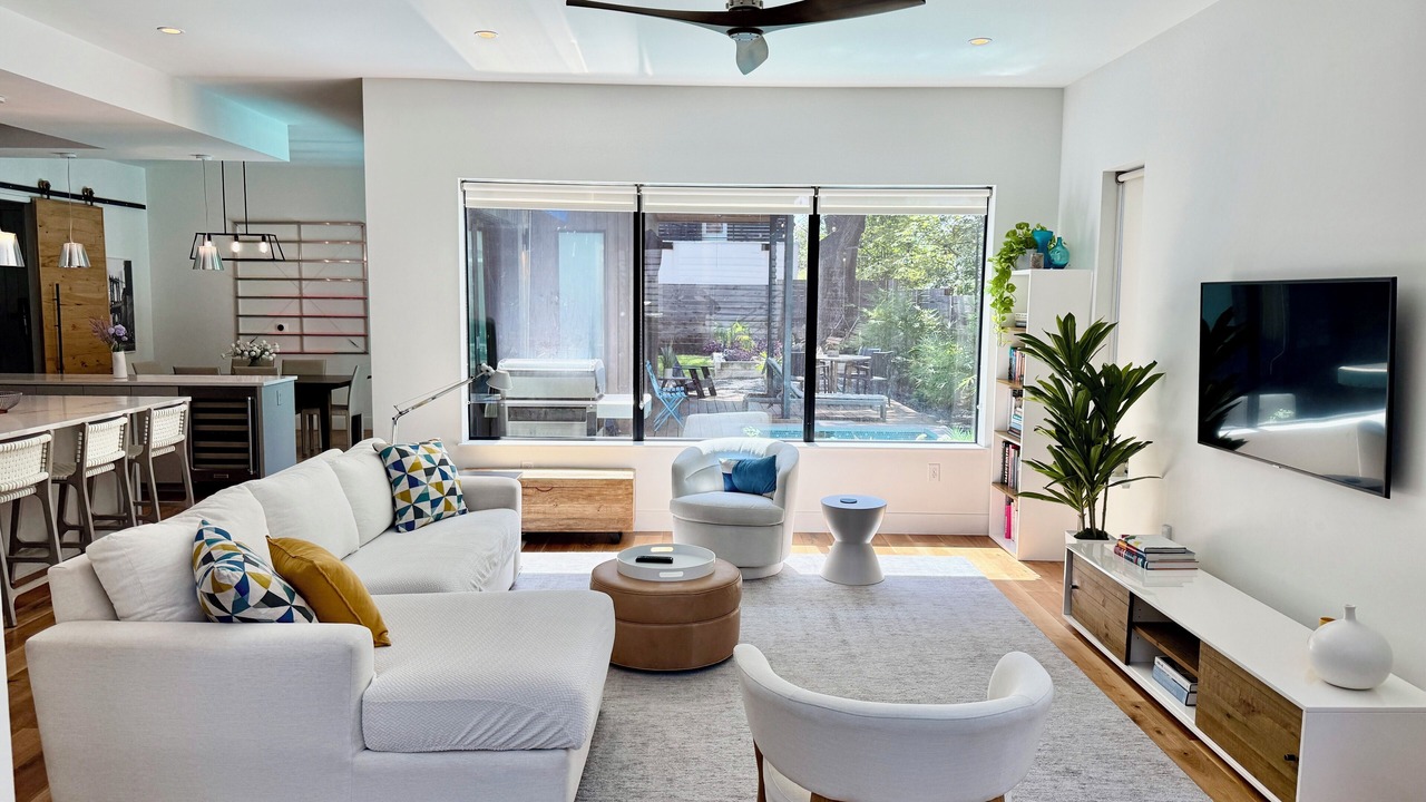 Photo of Livingroom in South River City