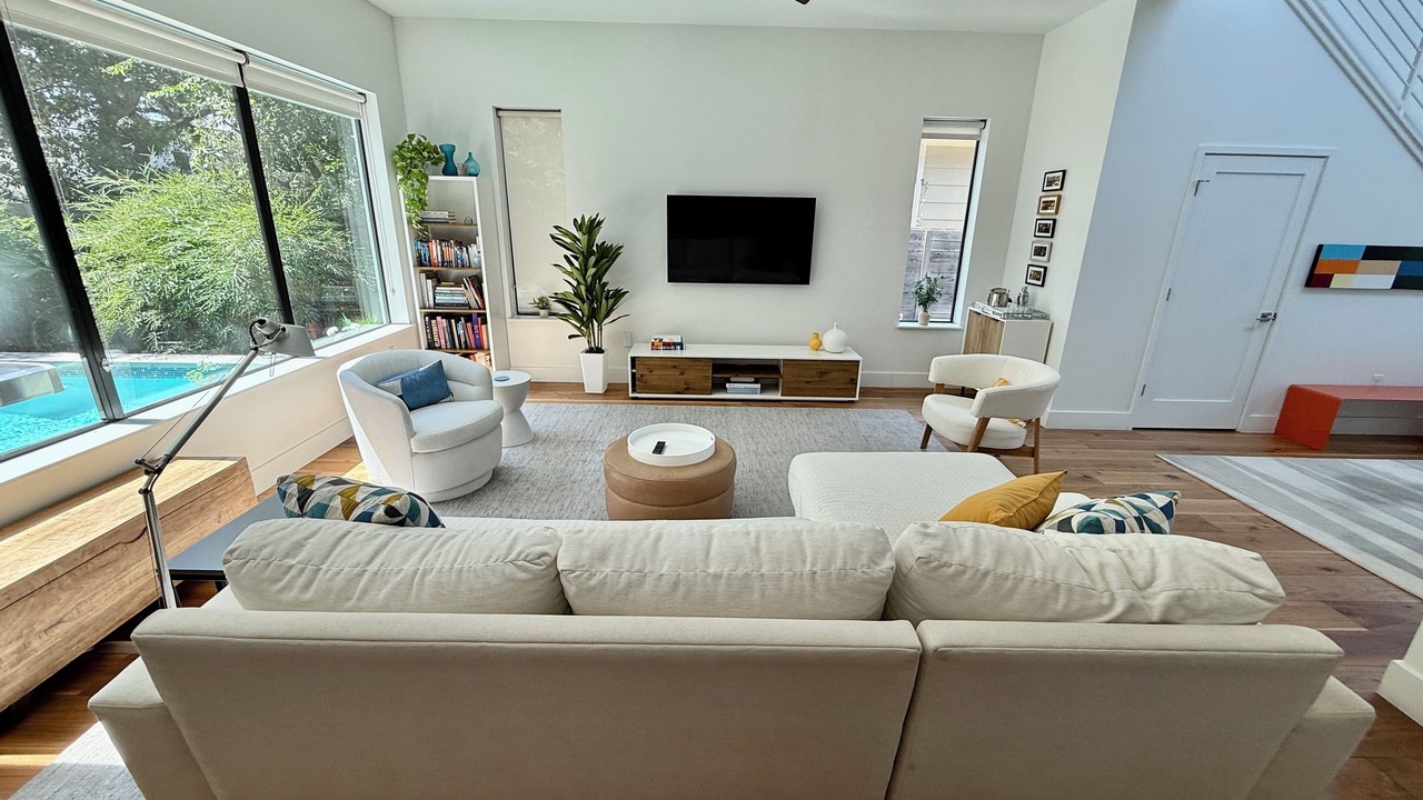 Photo of Livingroom in South River City