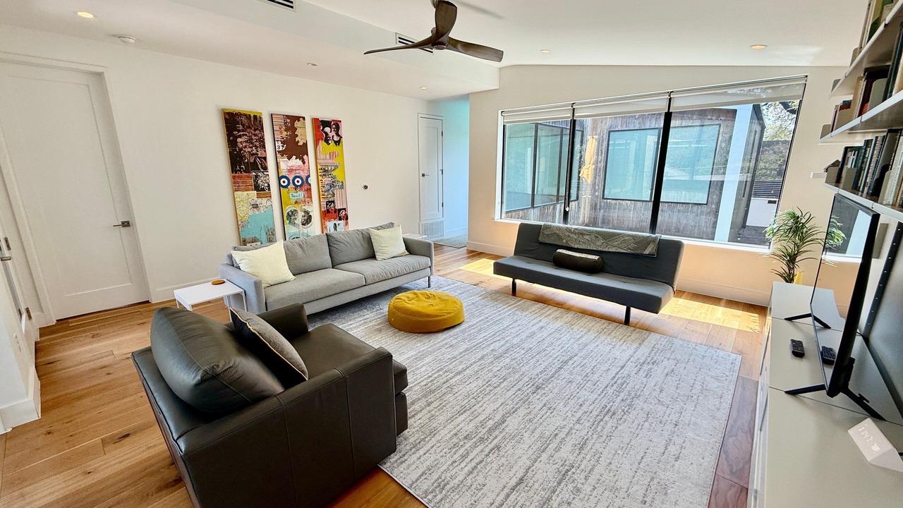 Photo of Livingroom in South River City
