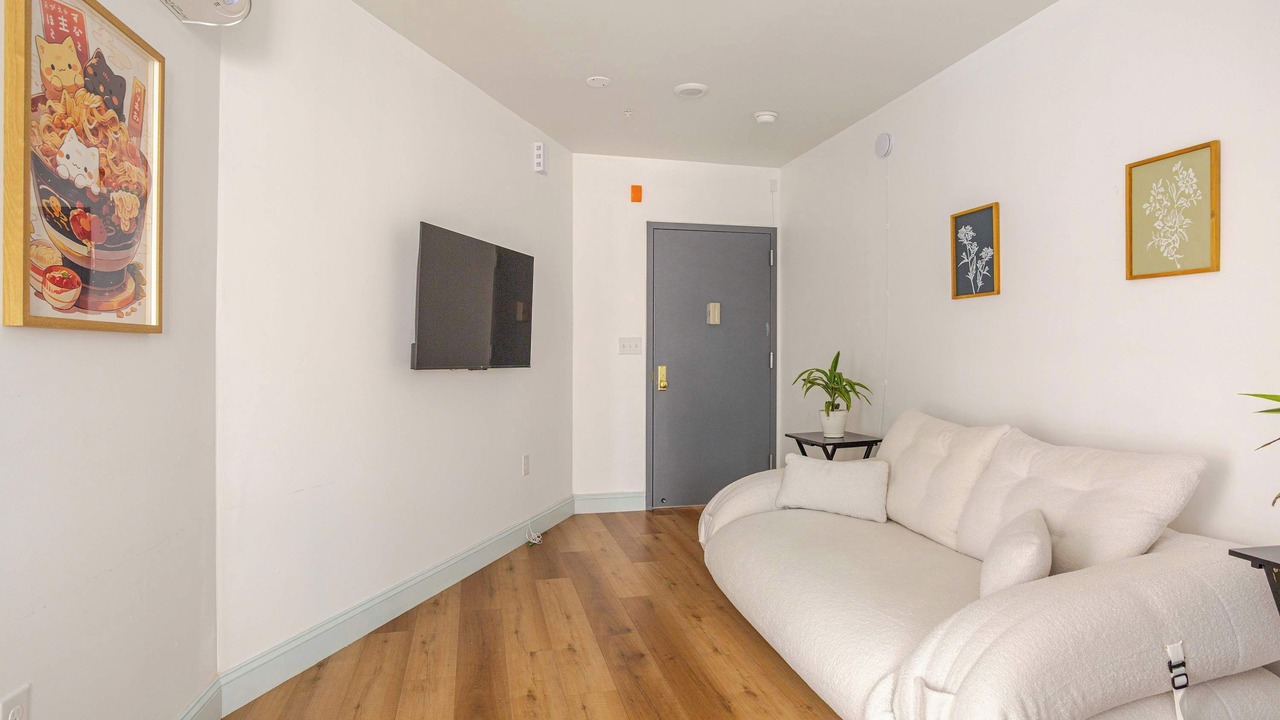 Photo of Livingroom in West Poplar