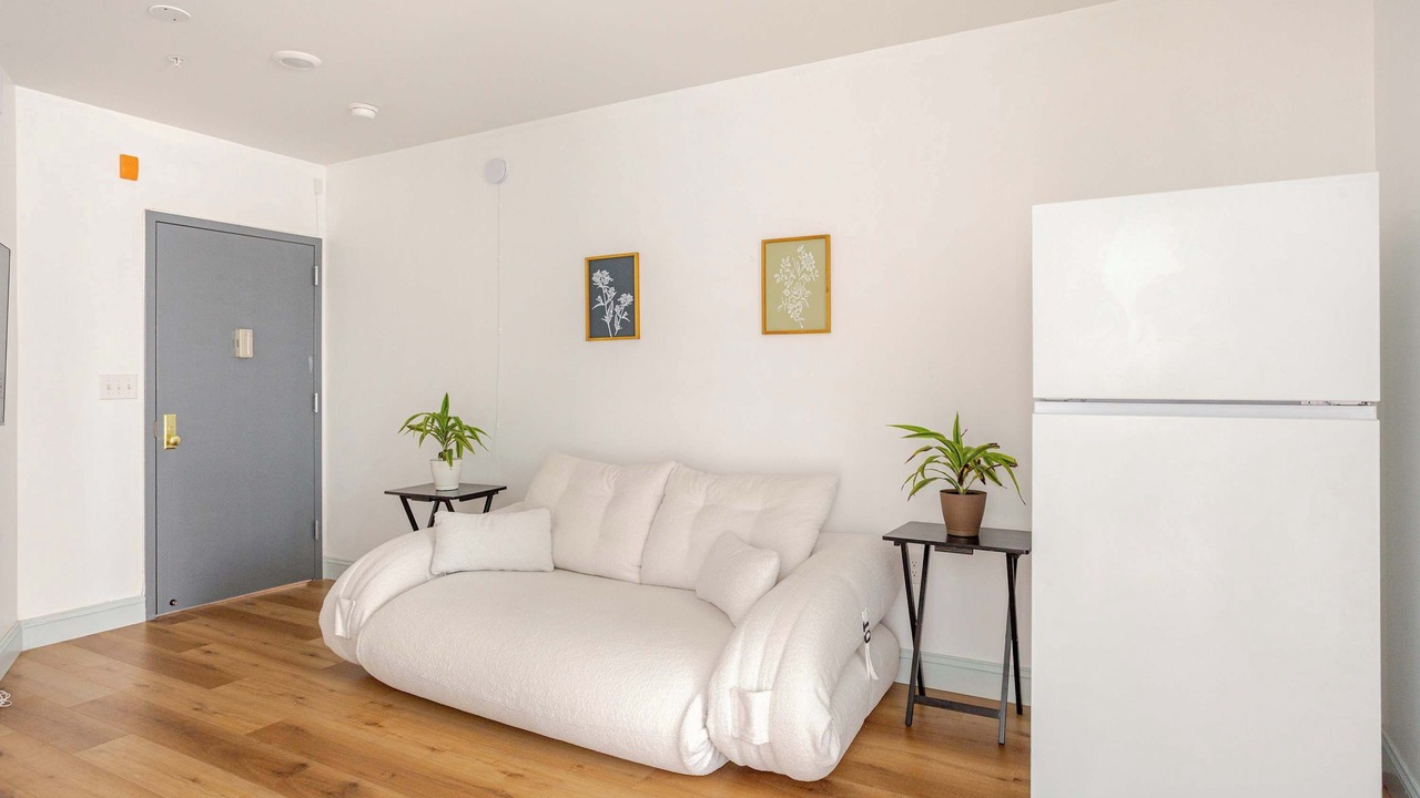 Photo of Livingroom in West Poplar