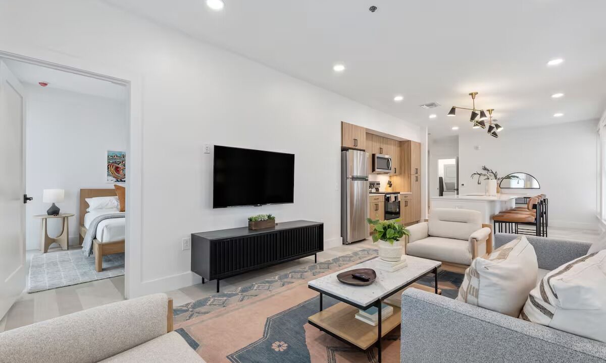 Photo of Livingroom in Main - Military Plaza