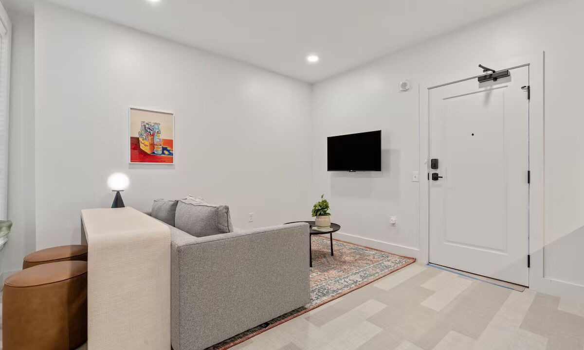 Photo of Livingroom in Main - Military Plaza