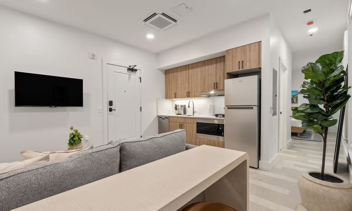 Photo of Livingroom in Main - Military Plaza