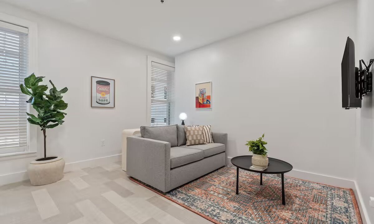 Photo of Livingroom in Main - Military Plaza