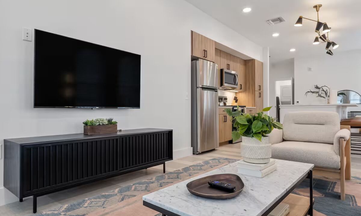 Photo of Livingroom in Main - Military Plaza