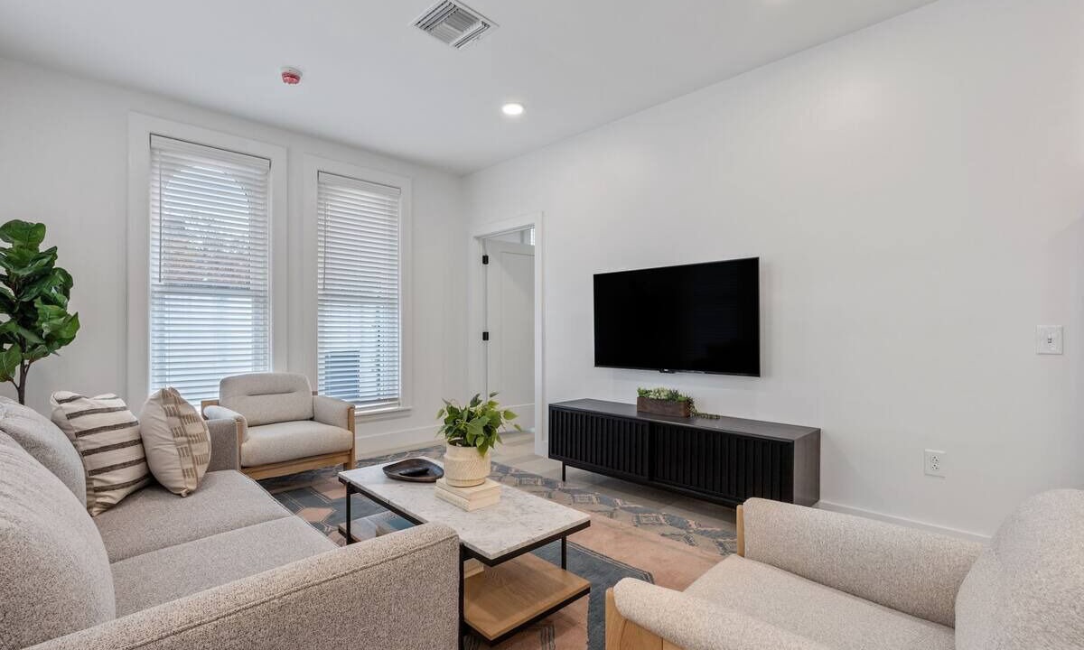 Photo of Livingroom in Main - Military Plaza