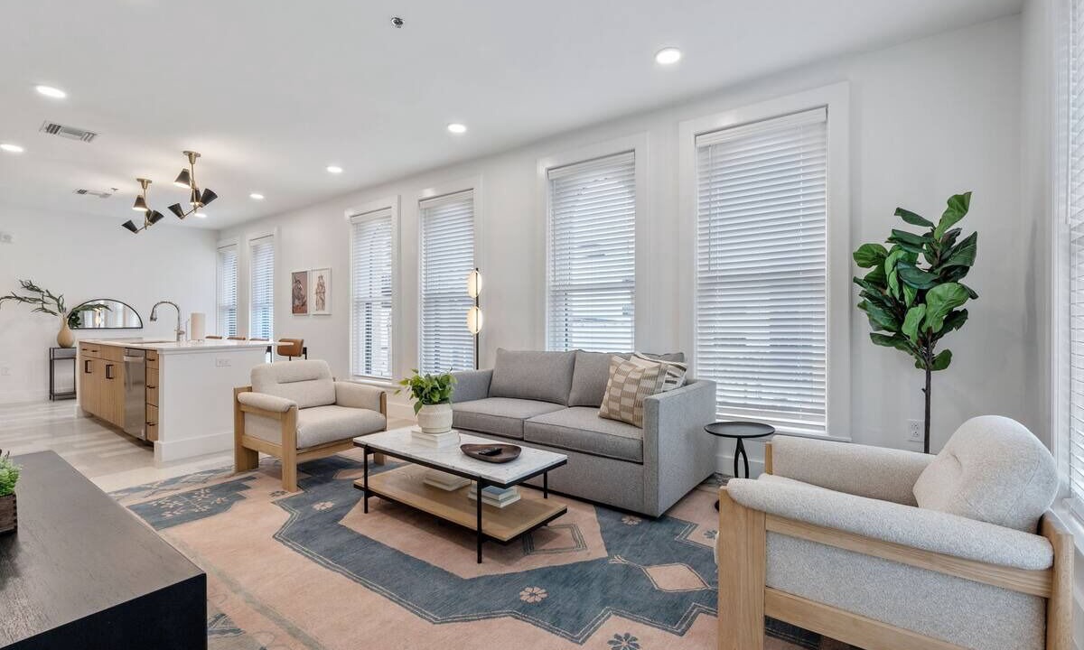 Photo of Livingroom in Main - Military Plaza