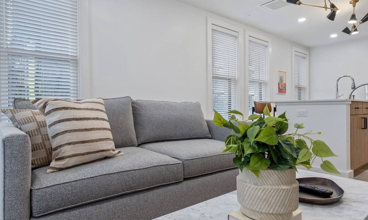 Photo of Livingroom in Main - Military Plaza