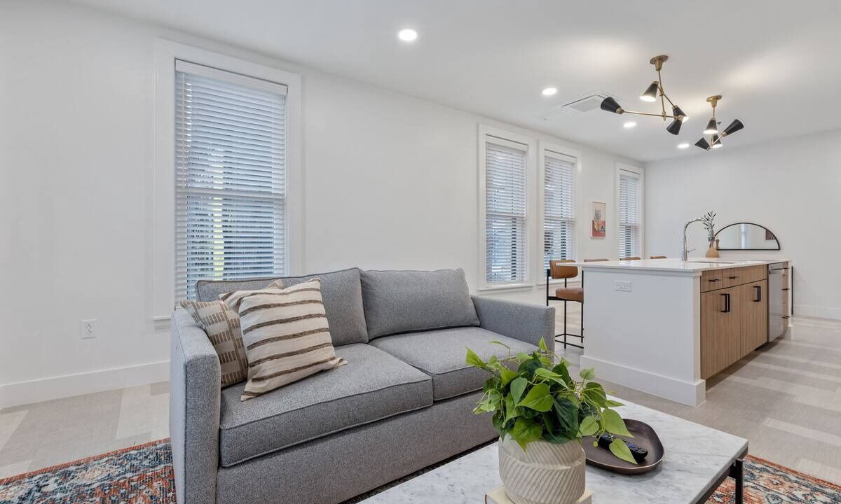 Photo of Livingroom in Main - Military Plaza