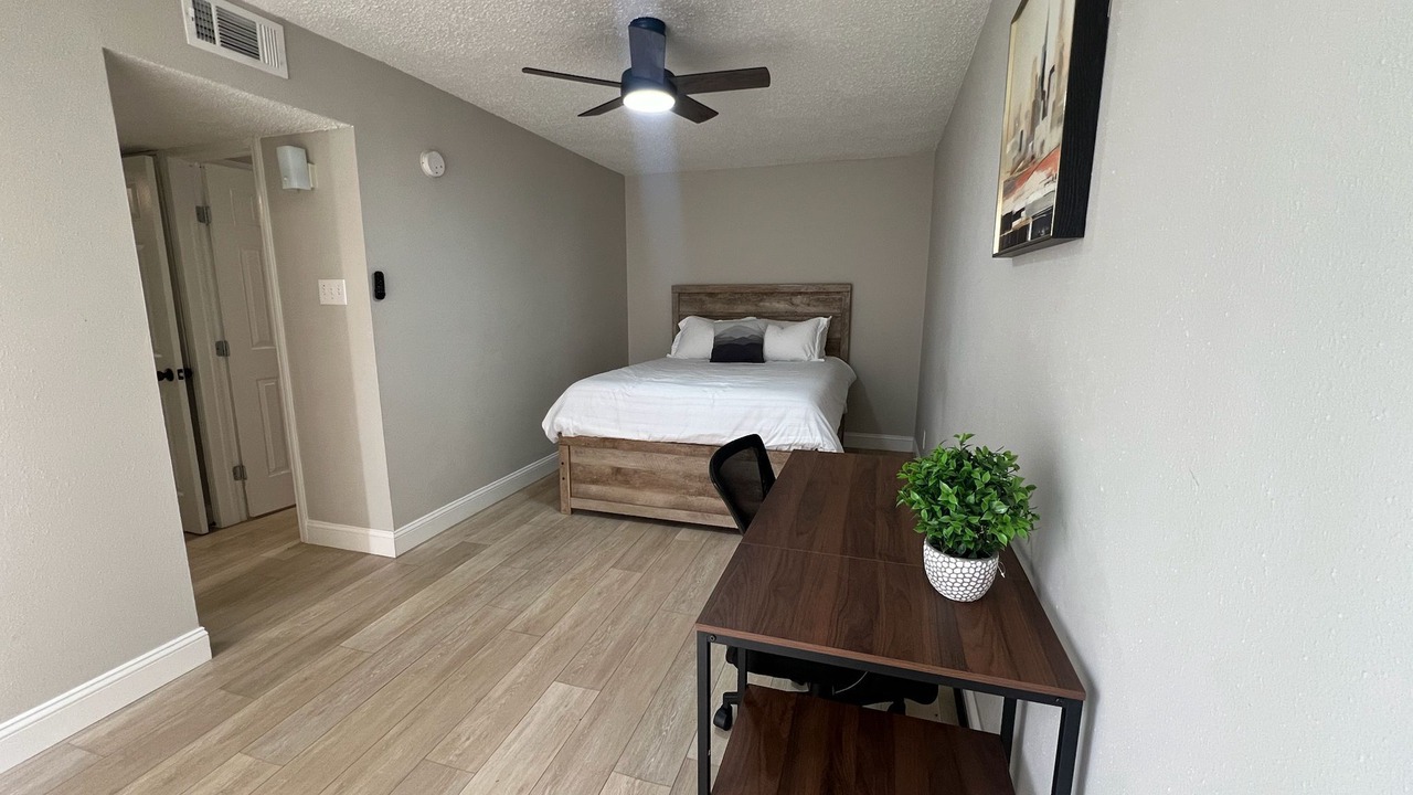 Photo of Bedroom in Oaks Historic District