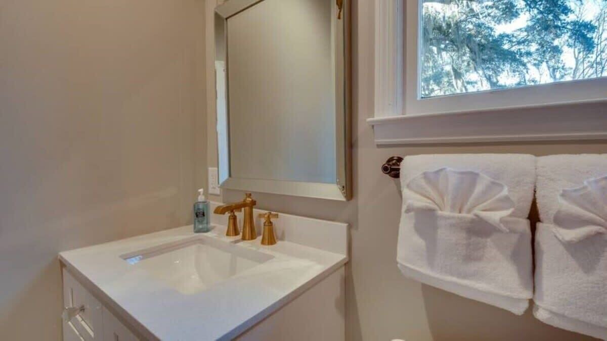 Photo of Bathroom in Thunderbolt