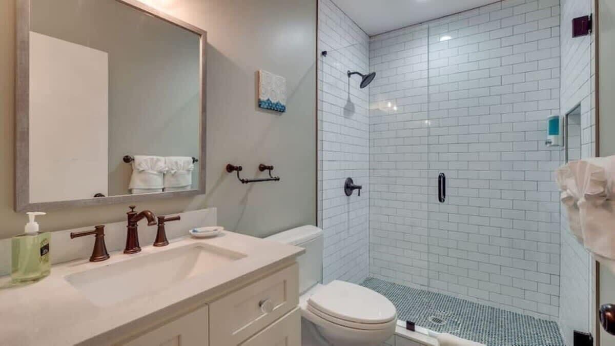 Photo of Bathroom in Thunderbolt