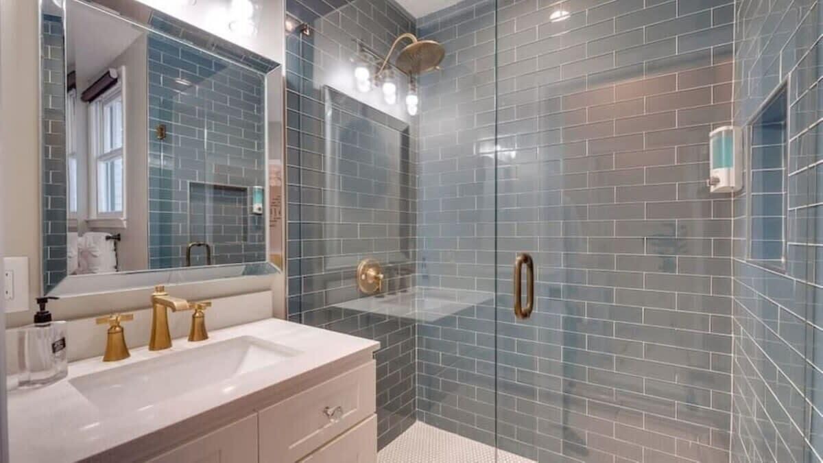 Photo of Bathroom in Thunderbolt