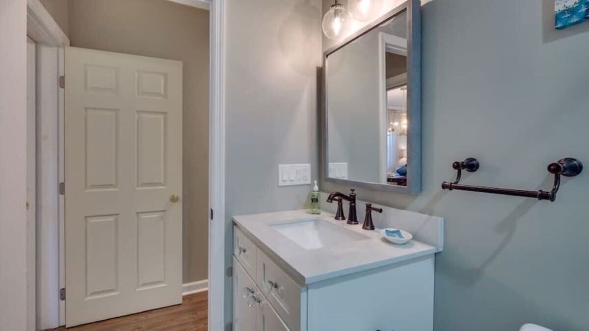 Photo of Bathroom in Thunderbolt
