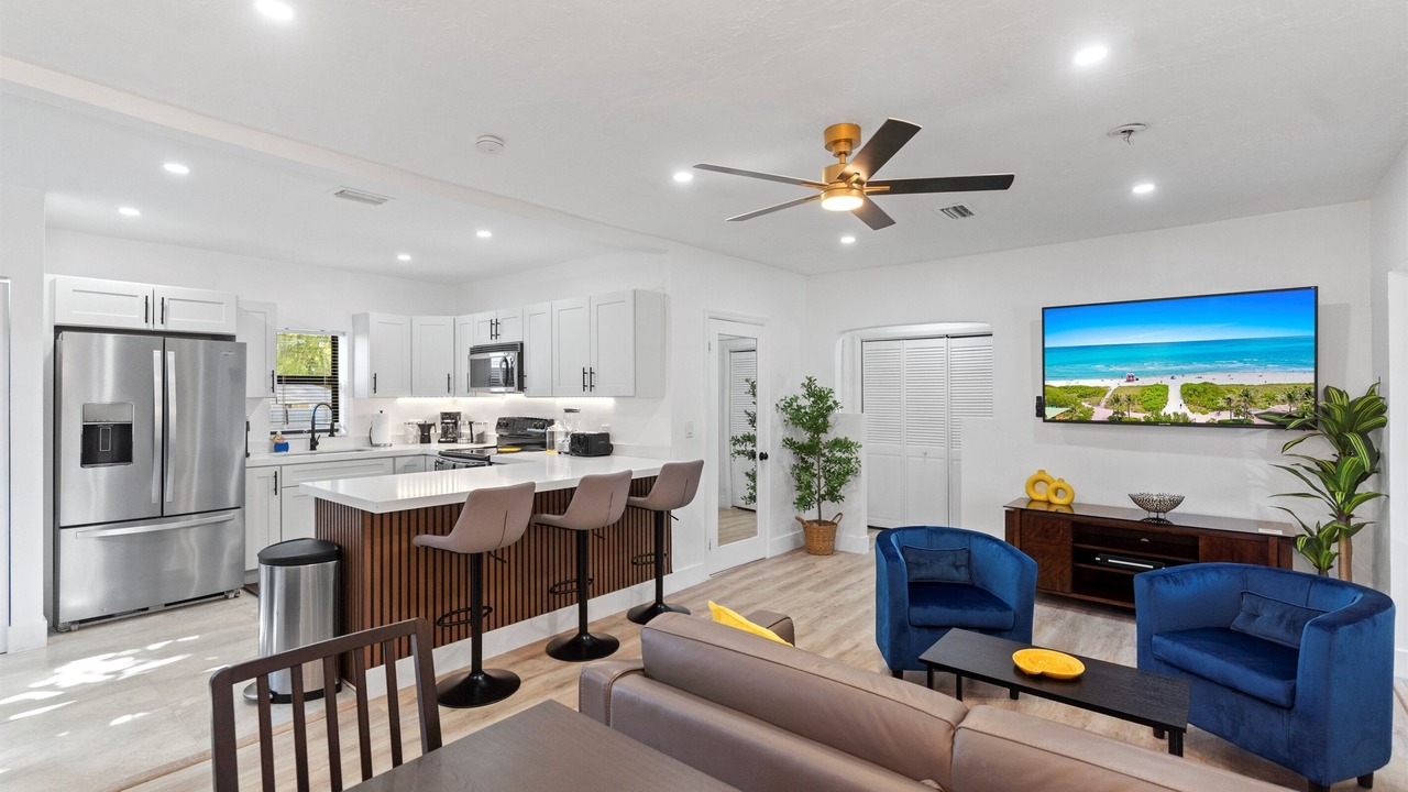 Photo of Livingroom in Central Oakland Park