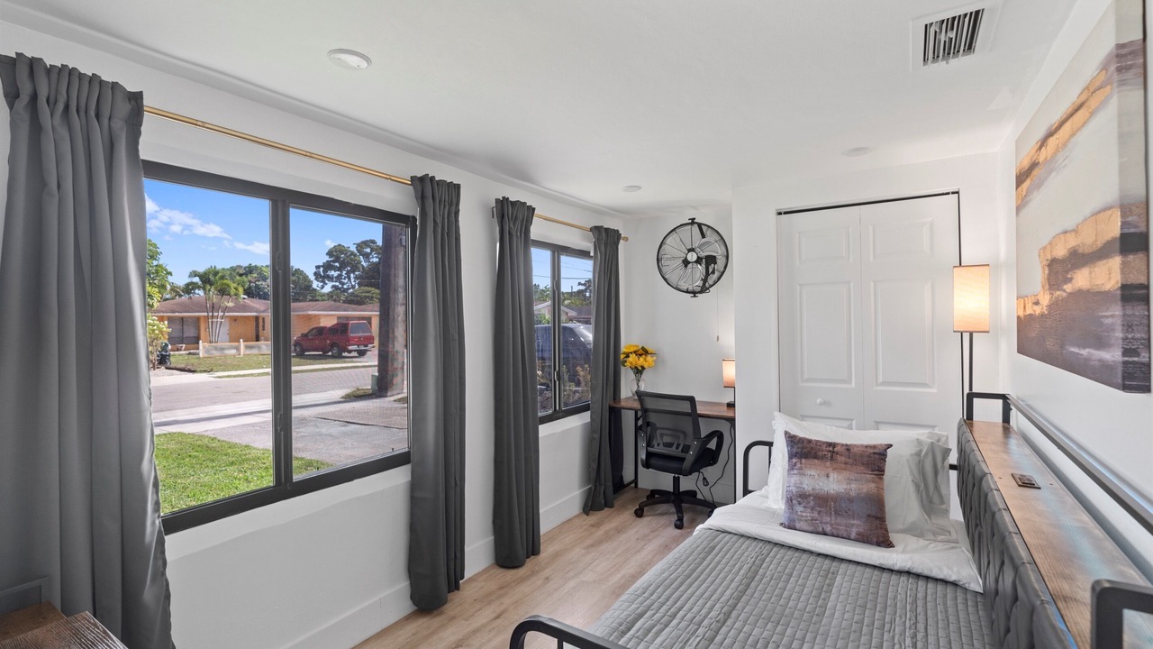 Photo of Bedroom in Central Oakland Park