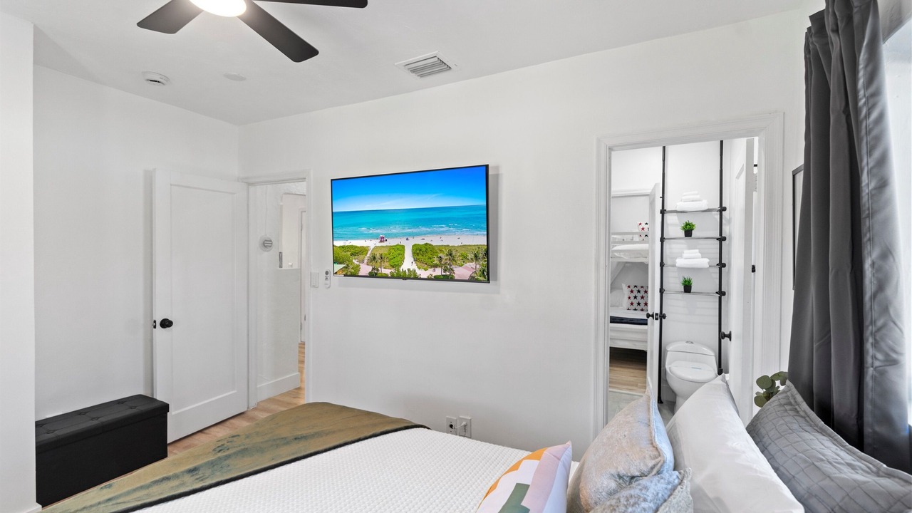 Photo of Bedroom in Central Oakland Park