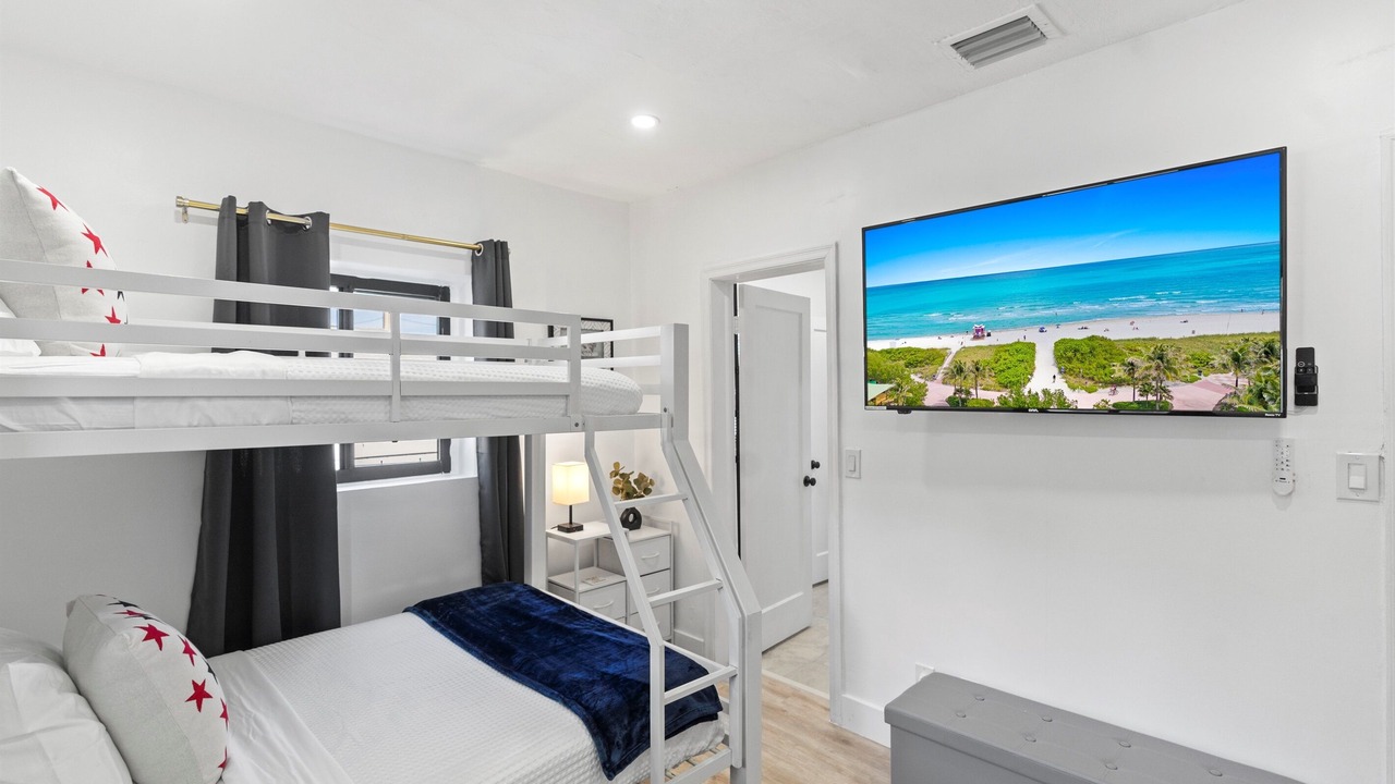 Photo of Bedroom in Central Oakland Park