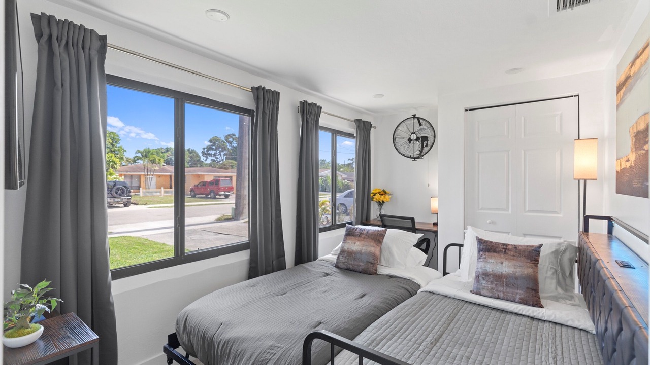 Photo of Bedroom in Central Oakland Park