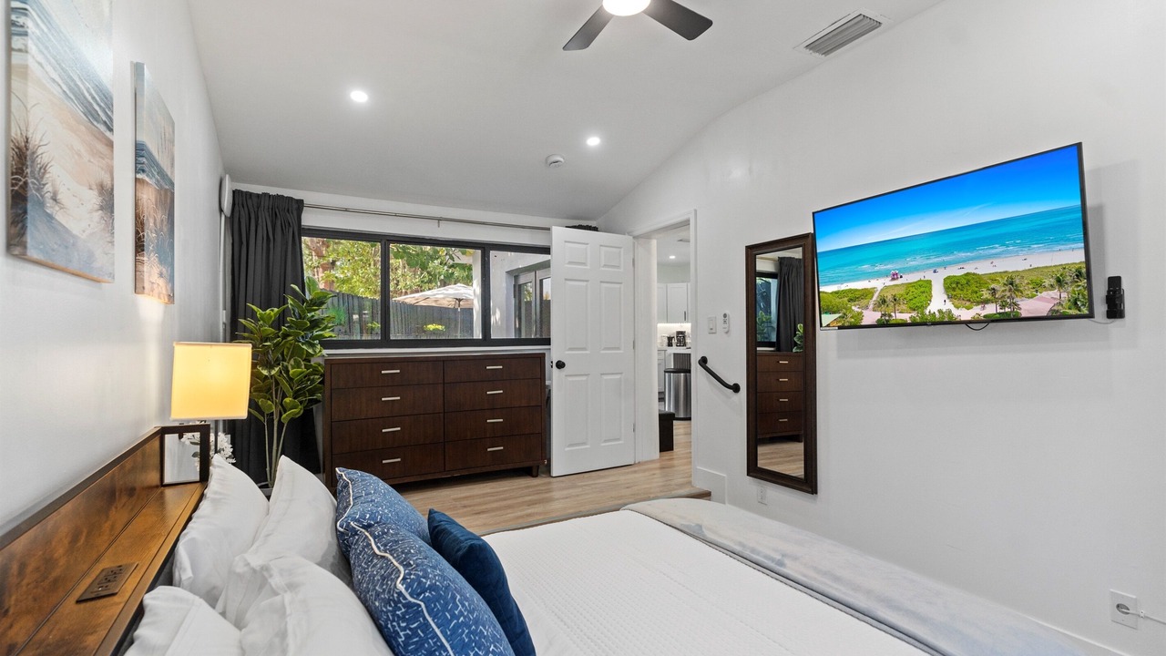 Photo of Bedroom in Central Oakland Park