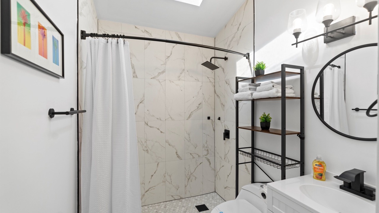 Photo of Bathroom in Central Oakland Park