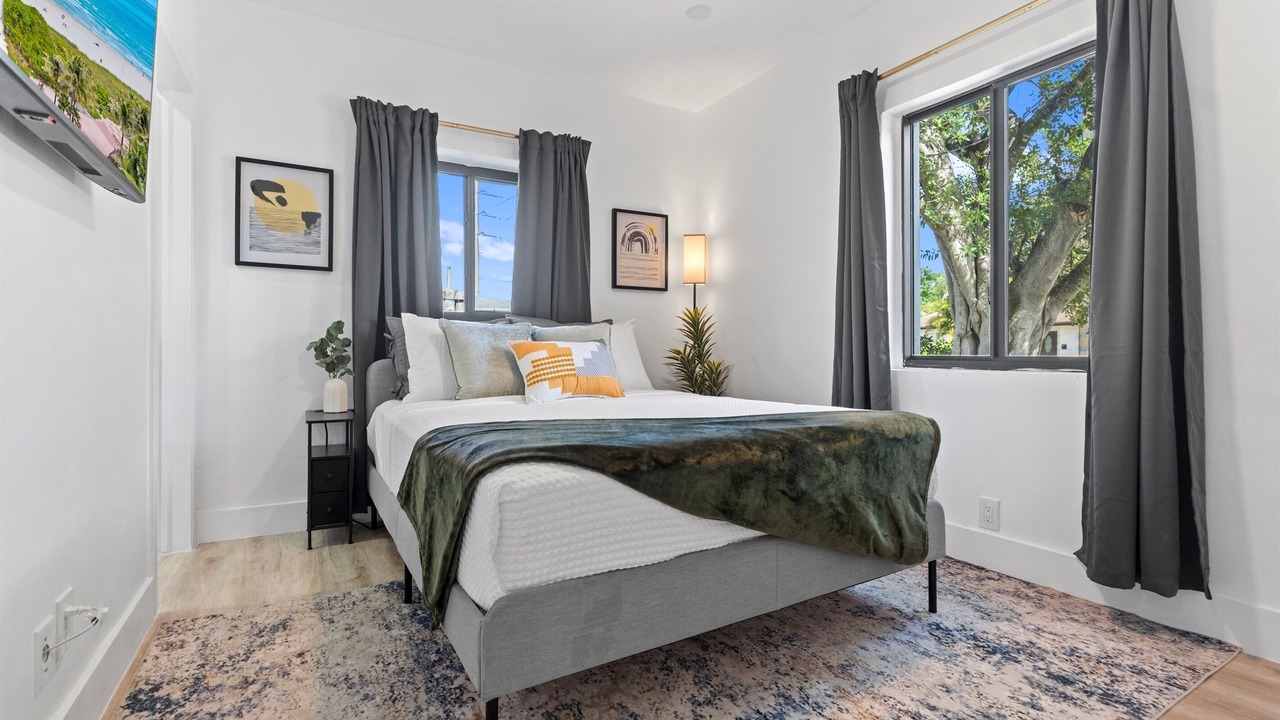 Photo of Bedroom in Central Oakland Park